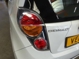 Używane Tylne swiatlo pozycyjne lewe Chevrolet Spark (M300) 1.0 16V Bifuel Cena € 50,00 Procedura marży oferowane przez Verhoef Cars & Parts