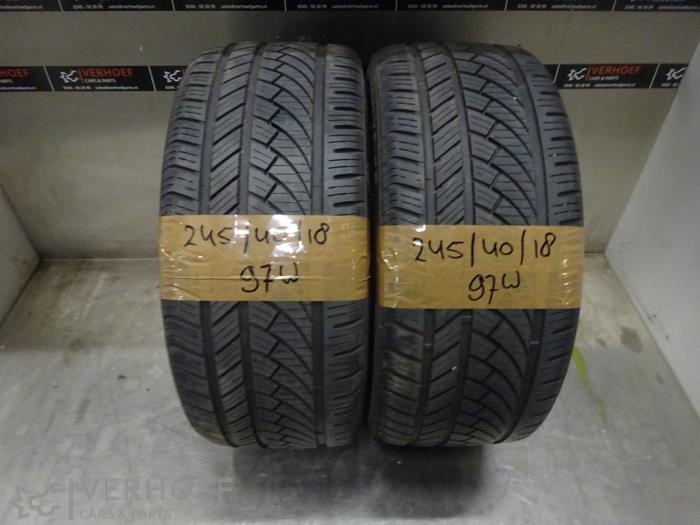 Używane Opona Cena na żądanie oferowane przez Verhoef Cars & Parts