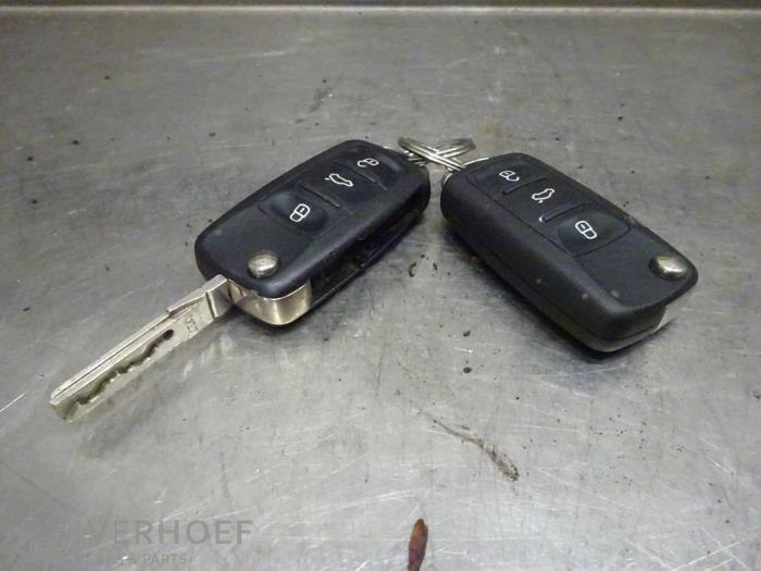 Używane Klucz Skoda Superb Combi (3TAC/TAF) 1.6 TDI Cena € 100,00 Procedura marży oferowane przez Verhoef Cars & Parts