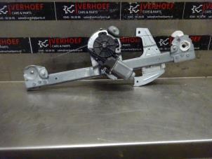Używane Mechanizm szyby lewej przedniej wersja 4-drzwiowa Peugeot 107 1.0 12V Cena na żądanie oferowane przez Verhoef Cars & Parts