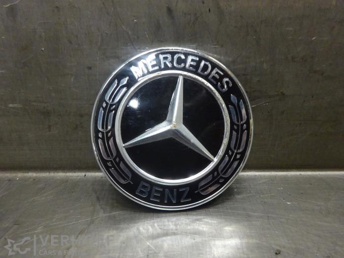 Używane Emblemat Mercedes CLA (118.3) 2.0 CLA-250 Turbo 16V 4-Matic Cena € 30,25 Z VAT oferowane przez Verhoef Cars & Parts
