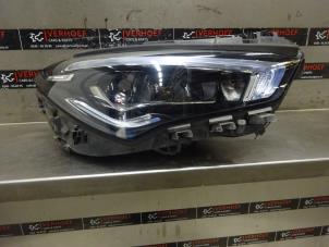 Używane Reflektor prawy Mercedes CLA (118.3) 2.0 CLA-250 Turbo 16V 4-Matic Cena € 907,50 Z VAT oferowane przez Verhoef Cars & Parts