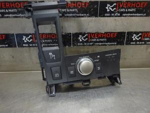 Używane Przelacznik pozycji automatycznej skrzyni biegów Lexus CT 200h 1.8 16V Cena na żądanie oferowane przez Verhoef Cars & Parts
