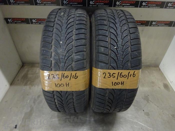 Używane Opona zimowa Cena na żądanie oferowane przez Verhoef Cars & Parts