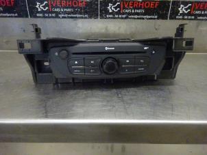 Używane Radioodtwarzacz CD Renault Kangoo Express (FW) 1.5 dCi 75 FAP Cena na żądanie oferowane przez Verhoef Cars & Parts