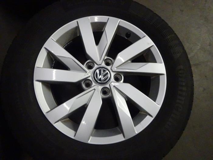 Juego de llantas deportivas + neumáticos de un Volkswagen Passat Variant (3G5) 1.5 TSI 16V 2021