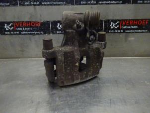 Używane Zacisk hamulcowy lewy tyl Ford Focus 3 Wagon 1.0 Ti-VCT EcoBoost 12V 125 Cena na żądanie oferowane przez Verhoef Cars & Parts