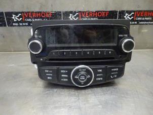 Używane Radioodtwarzacz CD Chevrolet Aveo (300) 1.3 D 16V Cena € 125,00 Procedura marży oferowane przez Verhoef Cars & Parts