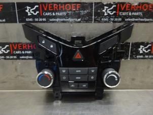 Usados Panel de control de calefacción Chevrolet Cruze (300) 1.8 16V VVT Precio de solicitud ofrecido por Verhoef Cars & Parts