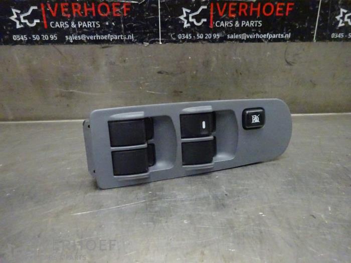 Usados Interruptor combinado de ventanillas Mitsubishi Colt (Z2/Z3) 1.3 16V Precio € 25,00 Norma de margen ofrecido por Verhoef Cars & Parts