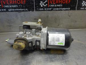 Used Front wiper motor Renault Clio IV (5R) 1.2 16V Price € 100,00 Margin scheme offered by Verhoef Cars & Parts