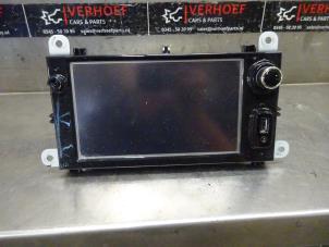 Used Display Multi Media control unit Renault Clio IV (5R) 1.2 16V Price € 250,00 Margin scheme offered by Verhoef Cars & Parts