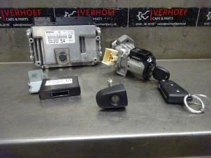 Usados Cilindro de juego de cerraduras (completo) Toyota Aygo (B40) 1.0 12V VVT-i Precio de solicitud ofrecido por Verhoef Cars & Parts