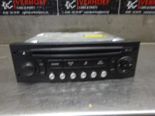 Używane Radioodtwarzacz CD Peugeot 307 SW (3H) 1.6 16V Cena na żądanie oferowane przez Verhoef Cars & Parts