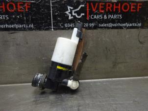 Usados Bomba de limpiaparabrisas delante Peugeot 307 SW (3H) 1.6 16V Precio de solicitud ofrecido por Verhoef Cars & Parts