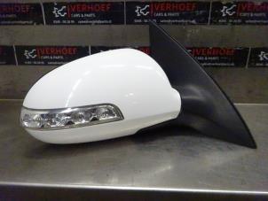 Used Wing mirror, right Hyundai i30 (FD) 1.4 CVVT 16V Price € 125,00 Margin scheme offered by Verhoef Cars & Parts