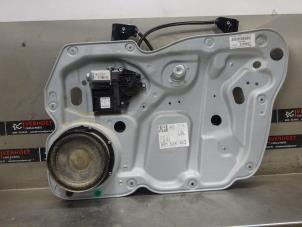 Używane Mechanizm szyby prawej przedniej wersja 4-drzwiowa Volkswagen Touran (1T3) 1.6 TDI 16V Cena na żądanie oferowane przez Verhoef Cars & Parts