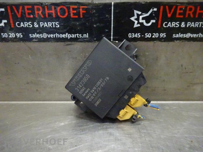 Usados Módulo PDC Volvo V60 I (FW/GW) 2.0 D2 16V Precio € 60,00 Norma de margen ofrecido por Verhoef Cars & Parts