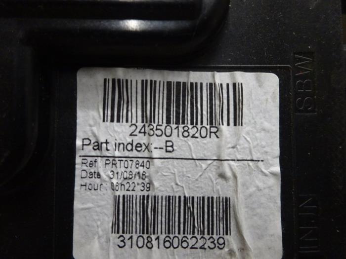 Fuse box Opel Vivaro 1.6 CDTi BiTurbo 243501820R