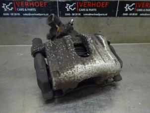 Używane Zacisk hamulcowy lewy tyl Ford Focus 3 1.0 Ti-VCT EcoBoost 12V 125 Cena na żądanie oferowane przez Verhoef Cars & Parts