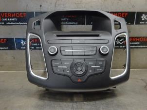 Używane Panel obslugi radia Ford Focus 3 1.0 Ti-VCT EcoBoost 12V 125 Cena na żądanie oferowane przez Verhoef Cars & Parts