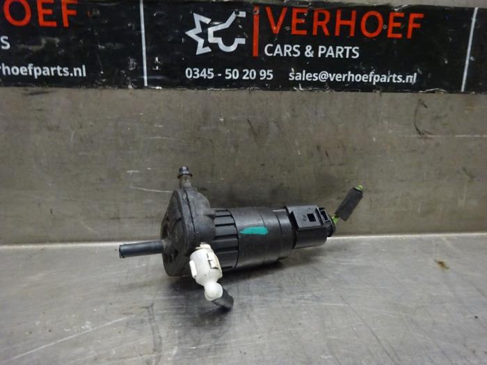 Windscreen washer pump from a Volkswagen Scirocco (137/13AD) 1.4 TSI 160 16V 2011