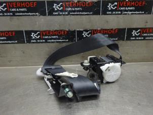 Used Rear seatbelt, right Honda FR-V (BE) 2.0 16V Price on request offered by Verhoef Cars & Parts