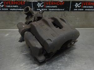 Używane Zacisk hamulcowy lewy tyl Ford Focus 3 Wagon 1.0 Ti-VCT EcoBoost 12V 125 Cena na żądanie oferowane przez Verhoef Cars & Parts