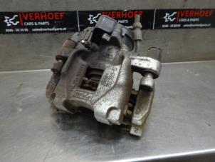 Używane Zacisk hamulcowy lewy tyl Ford Focus 4 1.0 Ti-VCT EcoBoost 12V 100 Cena € 75,00 Procedura marży oferowane przez Verhoef Cars & Parts