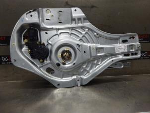 Używane Mechanizm szyby prawej przedniej wersja 4-drzwiowa Hyundai Tucson (JM) 2.0 16V CVVT 4x2 Cena na żądanie oferowane przez Verhoef Cars & Parts