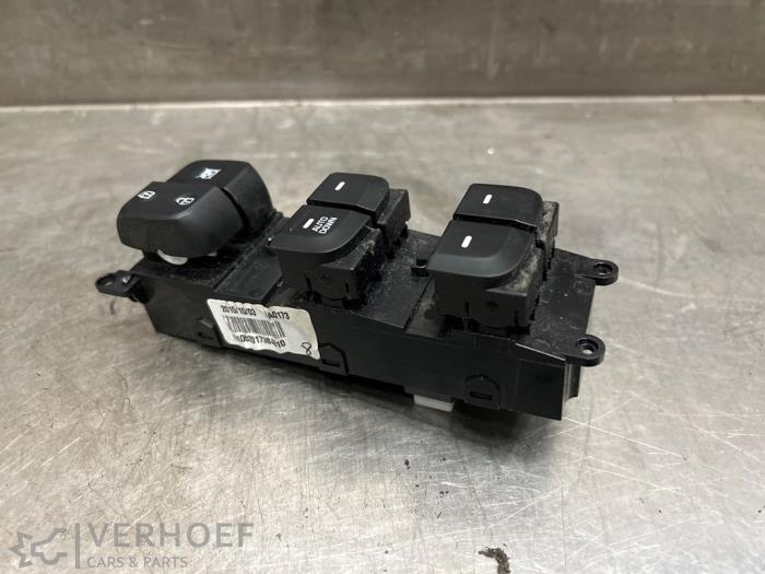 Używane Przelacznik combi okienny Hyundai i10 (B5) 1.0 12V Cena na żądanie oferowane przez Verhoef Cars & Parts