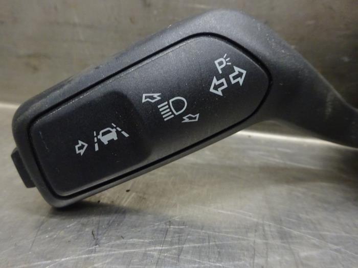 Interruptor de indicador de dirección de un Ford Fiesta 7 1.0 EcoBoost 12V 100 2019
