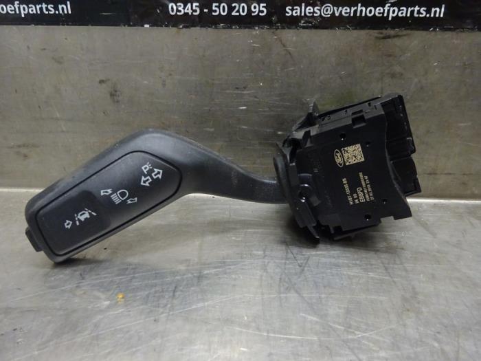 Interruptor de indicador de dirección de un Ford Fiesta 7 1.0 EcoBoost 12V 100 2019