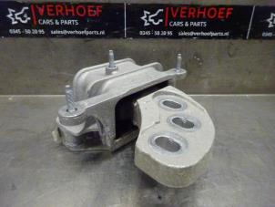 Używane Wspornik silnika Ford Fiesta 7 1.0 EcoBoost 12V 100 Cena na żądanie oferowane przez Verhoef Cars & Parts
