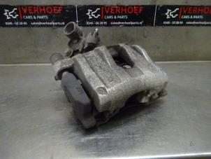 Używane Zacisk hamulcowy lewy tyl Ford Focus 3 Wagon 1.0 Ti-VCT EcoBoost 12V 140 Cena na żądanie oferowane przez Verhoef Cars & Parts