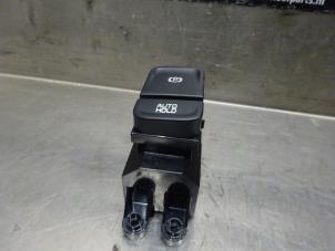 Usados Interruptor de freno de mano Kia Ceed Sportswagon (CDF) 1.0i T-GDi 12V Precio de solicitud ofrecido por Verhoef Cars & Parts