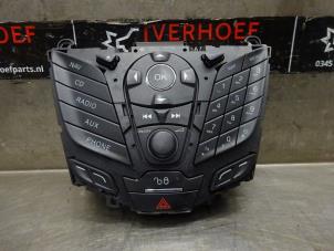 Używane Panel obslugi radia Ford Focus 3 Wagon 1.0 Ti-VCT EcoBoost 12V 125 Cena na żądanie oferowane przez Verhoef Cars & Parts
