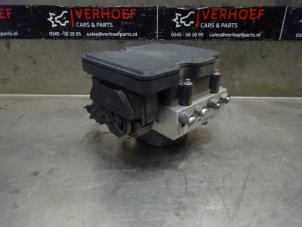 Usados Bomba ABS Renault Captur (2R) 1.5 Energy dCi 90 FAP Precio de solicitud ofrecido por Verhoef Cars & Parts