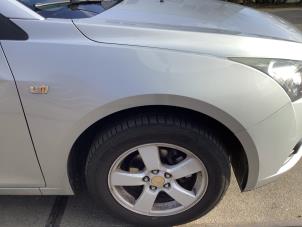 Usados Protector derecha delante Chevrolet Cruze (300) 1.8 16V VVT Precio de solicitud ofrecido por Verhoef Cars & Parts