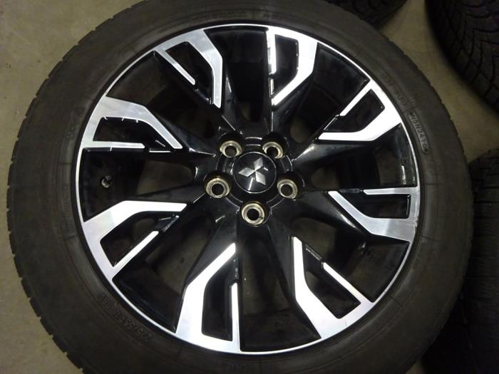Set of sports wheels + winter tyres from a Mitsubishi Outlander (GF/GG) 2.0 16V PHEV 4x4 2016