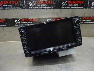 Usados Controlador de pantalla multimedia Mitsubishi Outlander (GF/GG) 2.0 16V PHEV 4x4 Precio € 550,00 Norma de margen ofrecido por Verhoef Cars & Parts