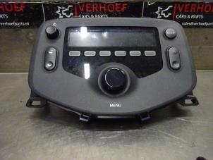 Używane Radio Peugeot 108 1.0 12V VVT-i Cena na żądanie oferowane przez Verhoef Cars & Parts