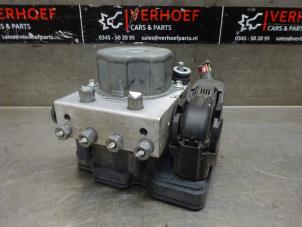Usados Bomba ABS Renault Captur (2R) 0.9 Energy TCE 12V Precio de solicitud ofrecido por Verhoef Cars & Parts