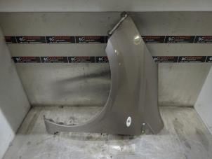 Used Front wing, left Nissan Note (E11) 1.6 16V Price € 100,00 Margin scheme offered by Verhoef Cars & Parts