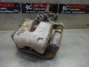 Używane Zacisk hamulcowy lewy tyl Hyundai i30 Wagon (PDEF5) 1.0 T-GDI 12V Cena na żądanie oferowane przez Verhoef Cars & Parts