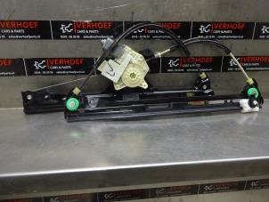 Używane Mechanizm szyby lewej przedniej wersja 4-drzwiowa Citroen C4 Grand Picasso (3A) 1.2 12V PureTech 130 Cena € 70,00 Procedura marży oferowane przez Verhoef Cars & Parts