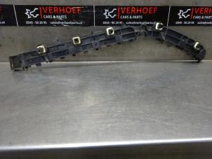 Używane Wspornik zderzaka lewy tyl Mitsubishi Outlander (GF/GG) 2.0 16V PHEV 4x4 Cena na żądanie oferowane przez Verhoef Cars & Parts