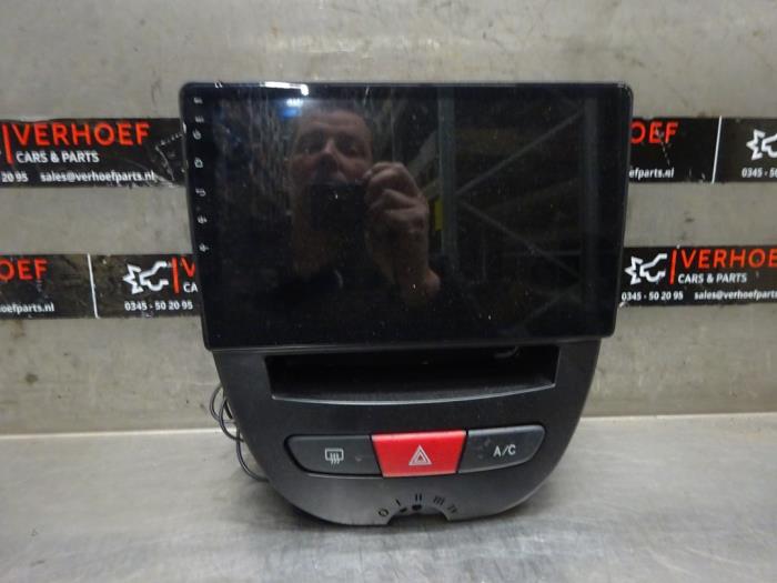 Controlador de pantalla multimedia de un Toyota Aygo (B10) 1.0 12V VVT-i 2007