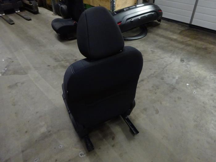 Seat, left from a Nissan Qashqai (J11) 1.2 DIG-T 16V 2015