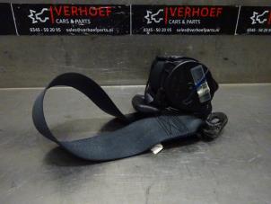 Used Rear seatbelt, left Nissan Qashqai (J11) 1.2 DIG-T 16V Price on request offered by Verhoef Cars & Parts